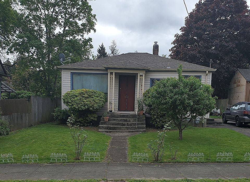 Front view of property
