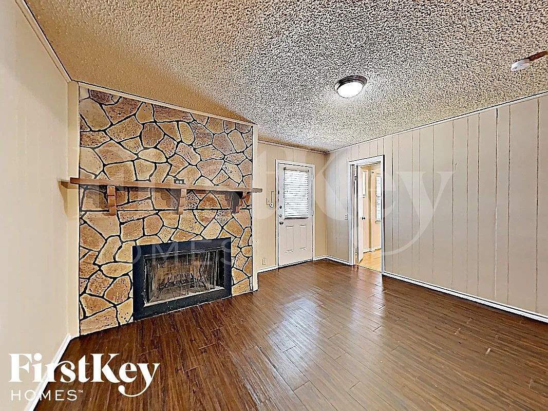 4 bed, 2.0 bath, 2096 sqft, $2,945 — Photo 2