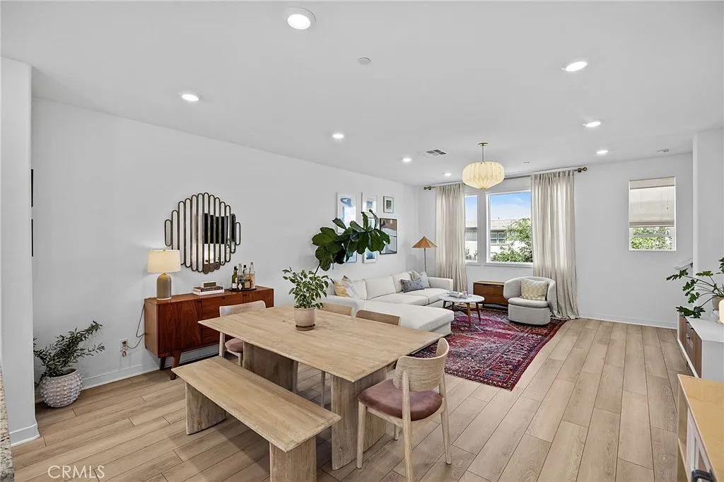 3 bed, 3.5 bath, 2020 sqft, $4,600 — Photo 3
