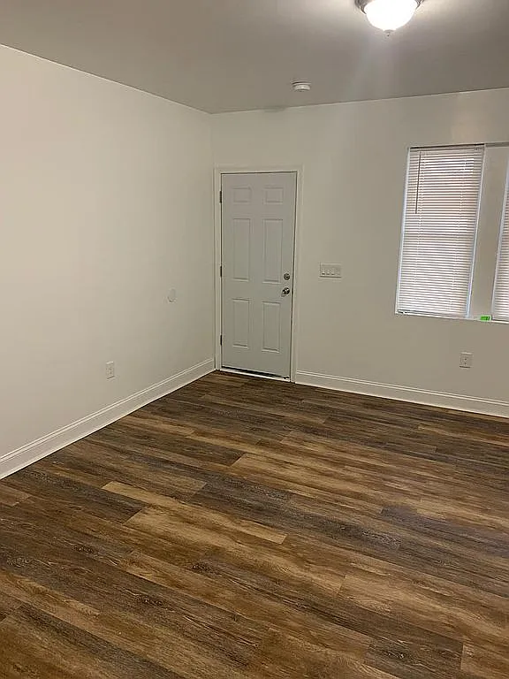 4 bed, 1.5 bath, 1080 sqft, $1,900 — Photo 3