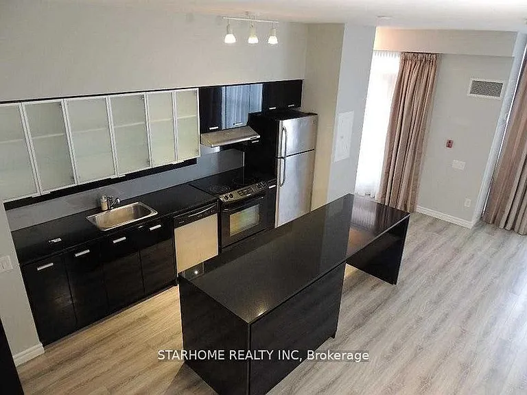 29 Singer Ct #Townhouse 02 — Photo 2