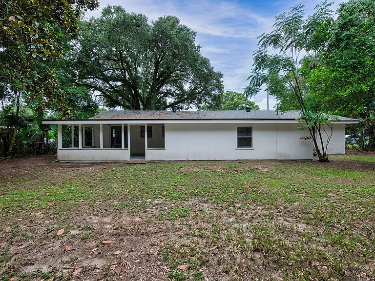 3760 Bayou Blvd — Photo 36