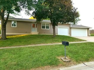 302 Hillway Dr, Glenwood, IA 51534