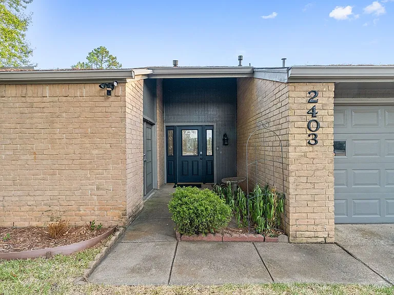 2403 N Carrier Pkwy — Photo 6