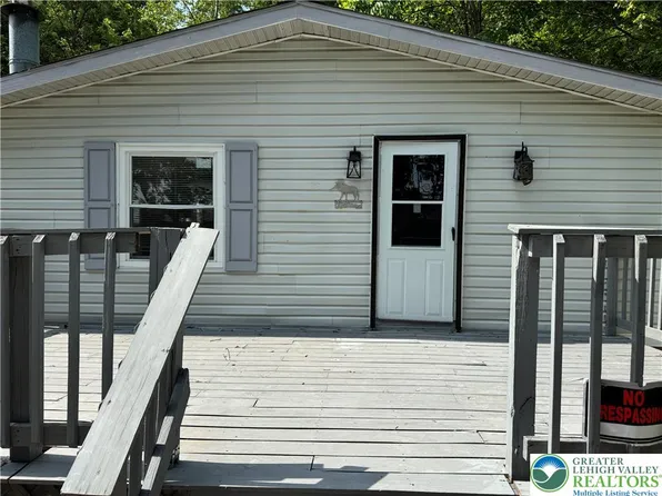 15 School St, Barnesville, PA 18214