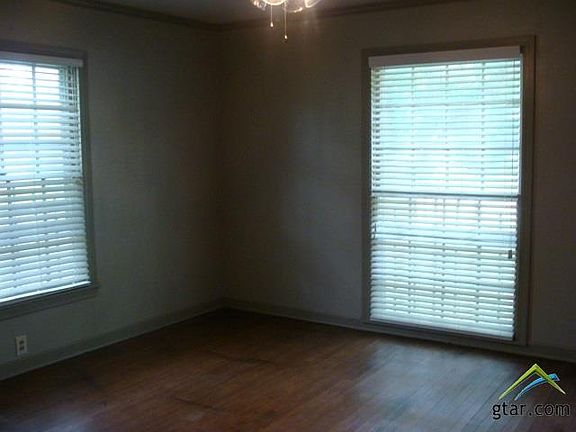 5th image of 850 Fort Worth St