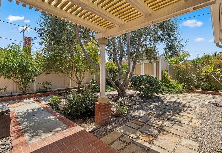 929 Junipero Dr — Photo 24