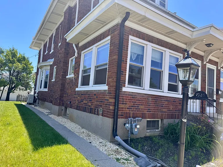 1926 W Green St — Photo 2
