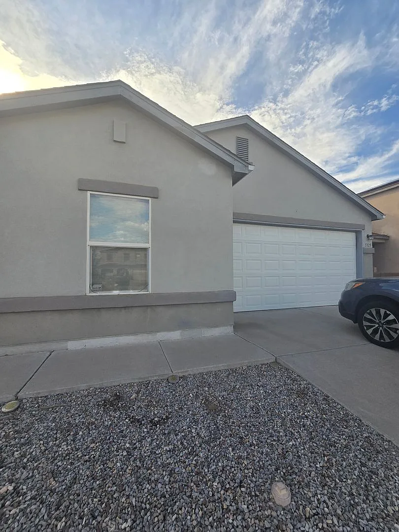 3-4 bedroom in Enchanted Hills! — Photo 2