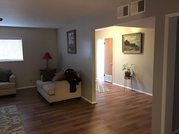 5th image of 601 Rosemary Ln