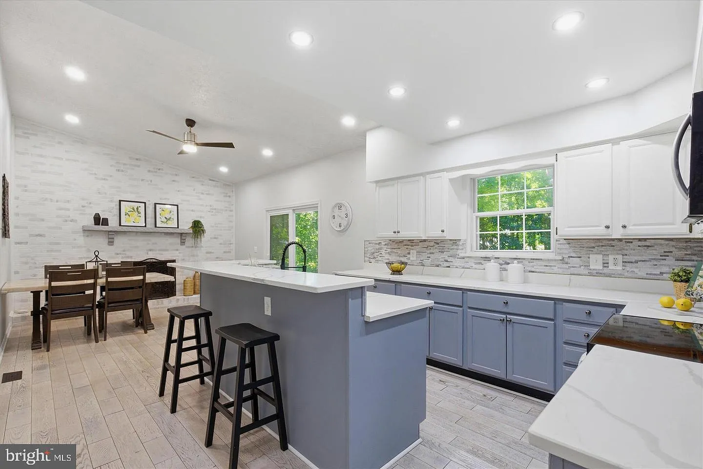 5 bed, 3.5 bath, 2600 sqft, $3,400 — Photo 4