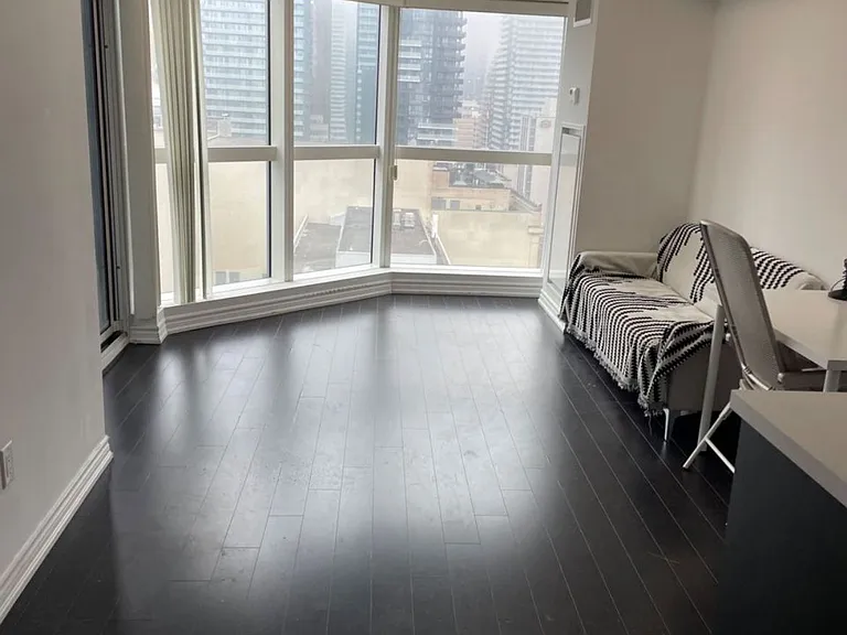 386 Yonge St #2016 — Photo 10