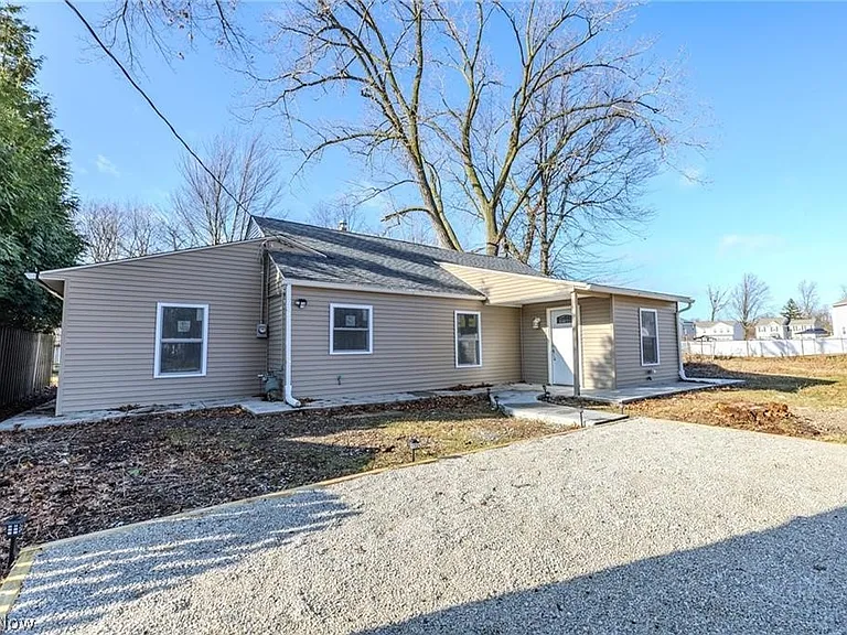 34469 Roberts Rd — Photo 1