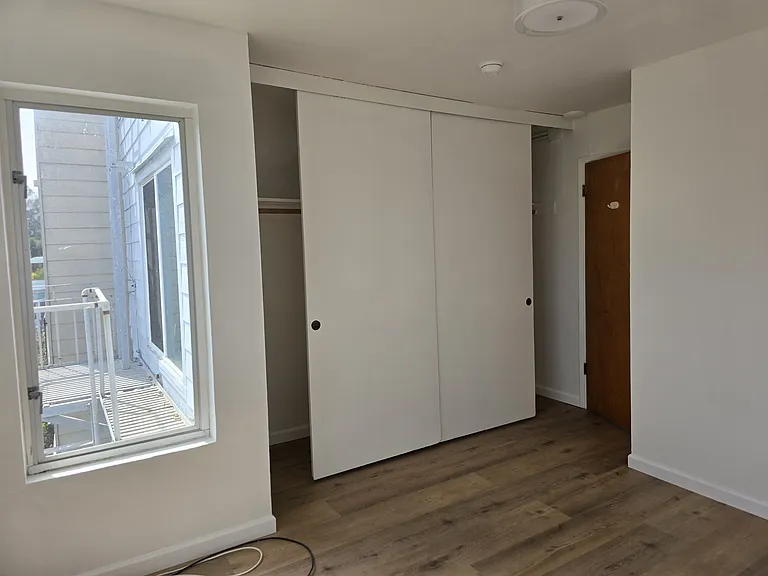481 Elizabeth St — Photo 9