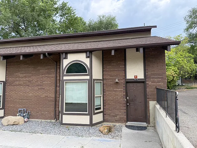5 bed, 2000 sqft, $2,200 — Photo 2