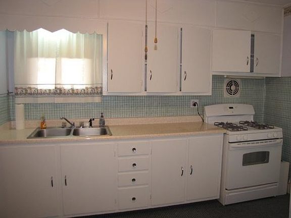 5th image of 943 Woodlawn Ave