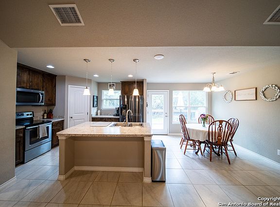 5th image of 1100 Eastview Dr
