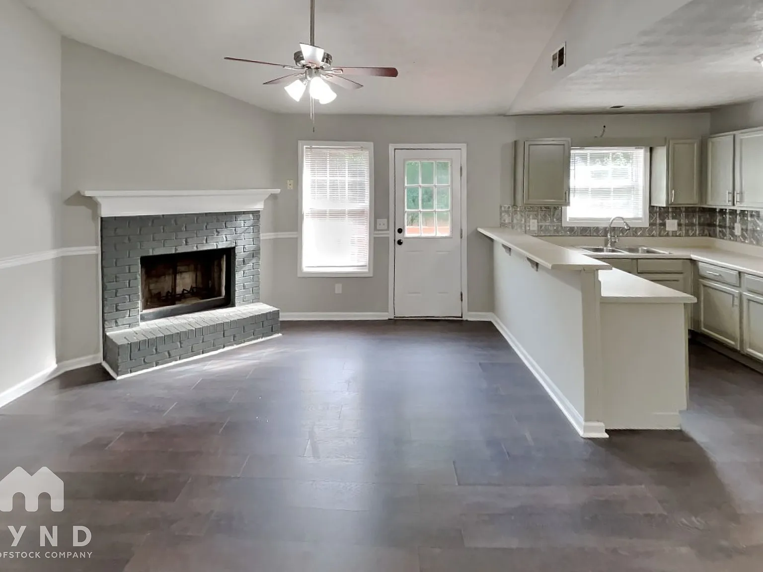 4 bed, 3.0 bath, 1800 sqft, $1,889 — Photo 2