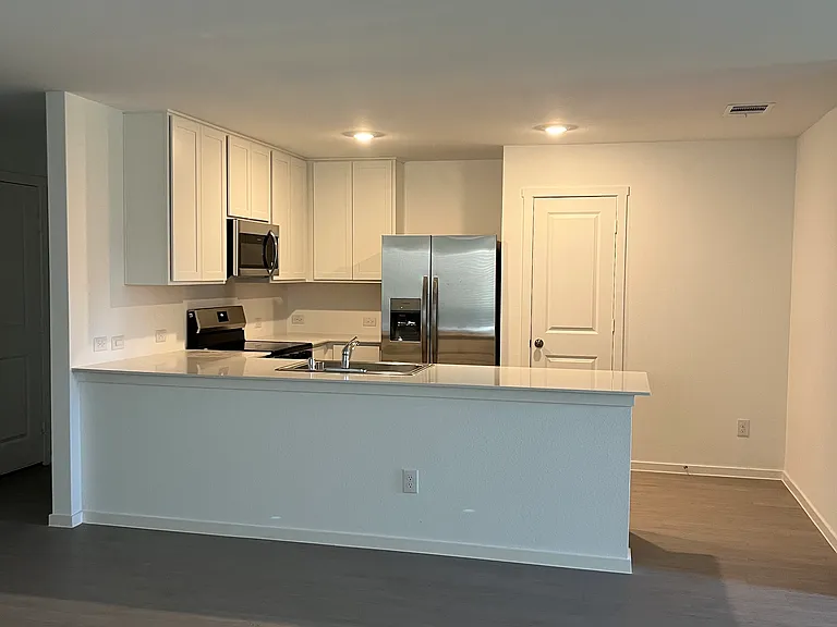 1305 Gratiot Dr — Photo 2