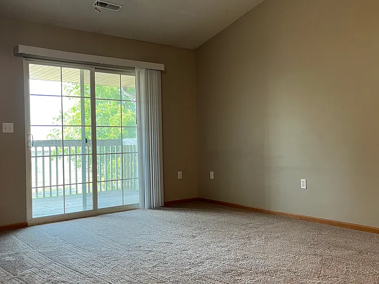 90 E Jefferson St #8 — Photo 9