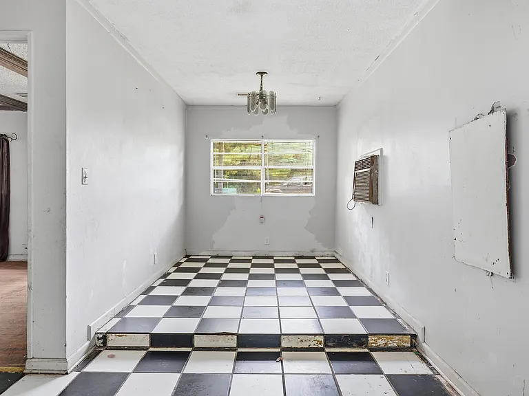 615 Macon St — Photo 17