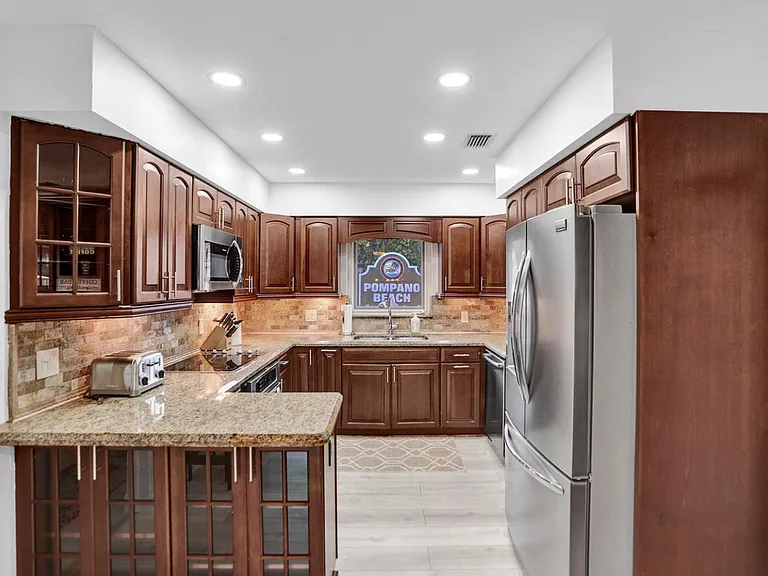 470 SE 4th Ct — Photo 2