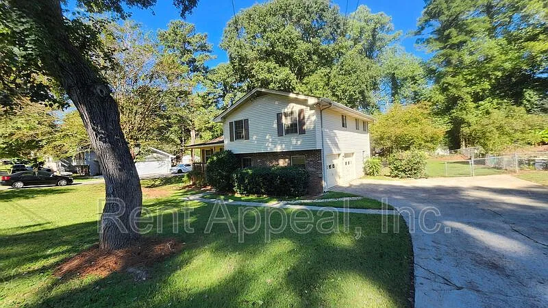 4 bed, 2.0 bath, 1489 sqft, $1,995 — Photo 2