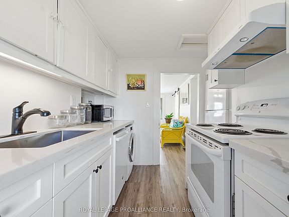 4th image of 392 Picton Main St