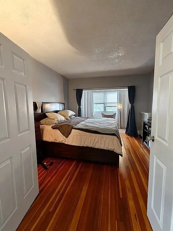 3 bed, 1.0 bath, 990 sqft, $3,000 — Photo 4