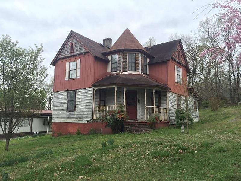 2nd image of 400 N Douglas Ave
