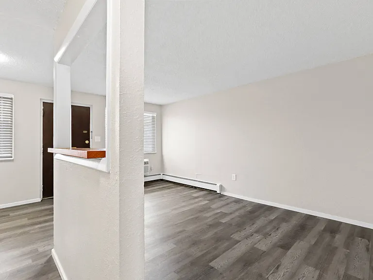 Royal Chateau Apartments — Photo 8