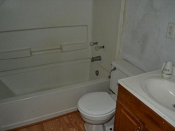 3rd image of 2005 Chestnut St