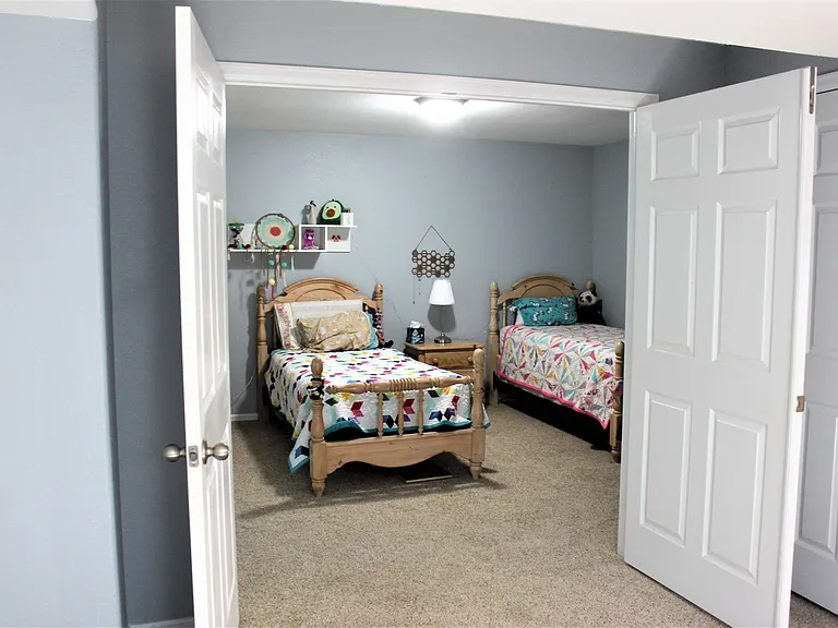 7665 Chancellor Dr — Photo 33