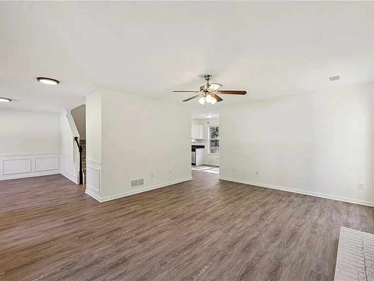 390 Manor Glen Dr — Photo 3