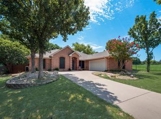 404 Glenbrook Dr, Kennedale, TX 76060