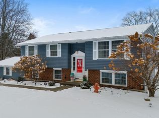 7100 Fieldcrest Dr, Lockport, NY 14094