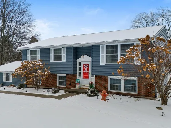 7100 Fieldcrest Dr, Lockport, NY 14094