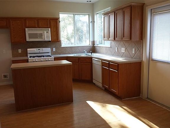 5th image of 2400 Roseglen Dr