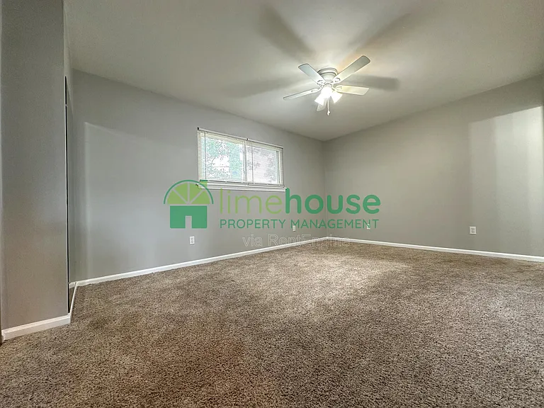 1009 Barclay Sq — Photo 13