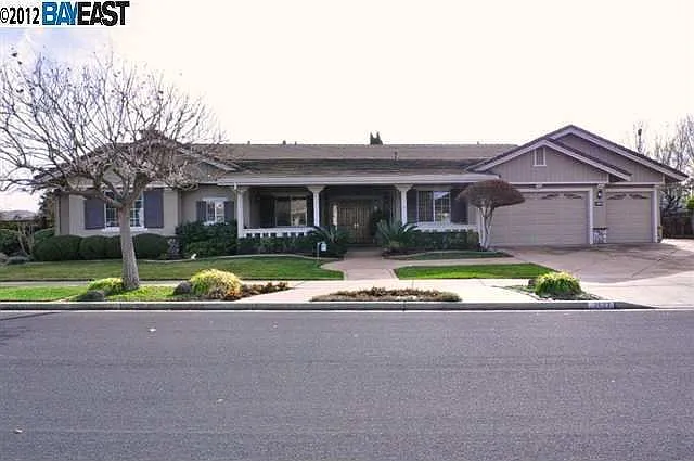 2622 Crescent Ct photo 1