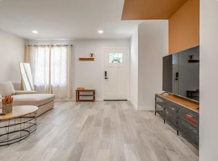 13941 Bee St, Farmers Branch, TX 75234