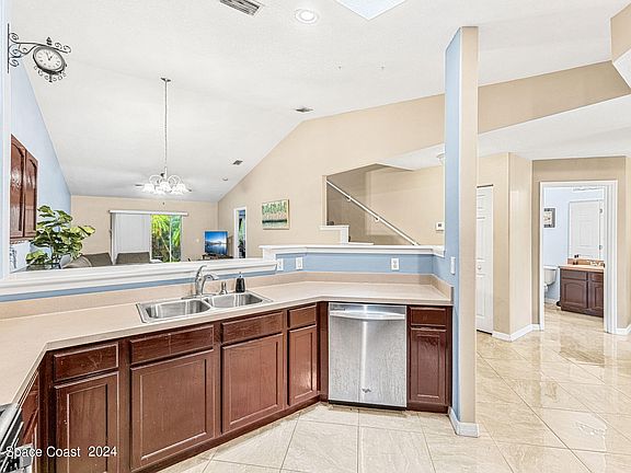 4th image of 202 Thatch Palm Ct