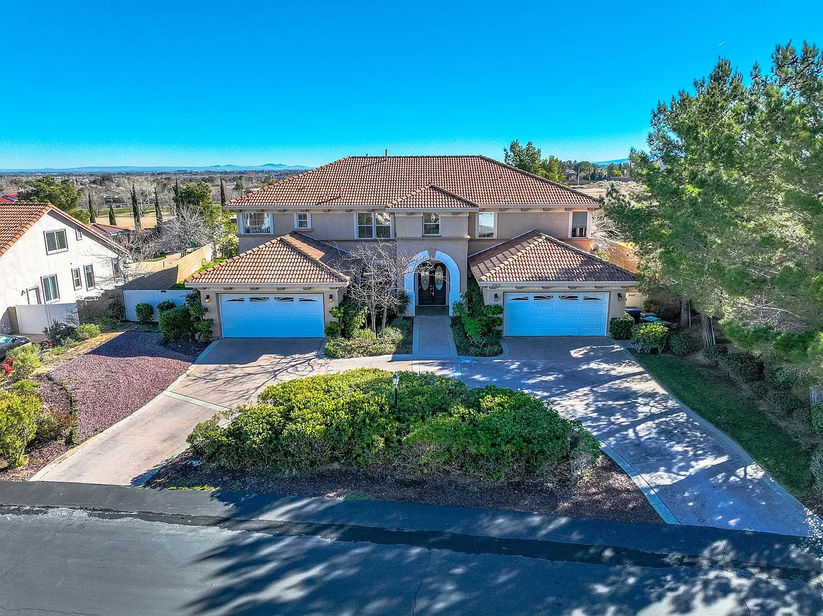 Building Photo - 41032 Woodshire Dr