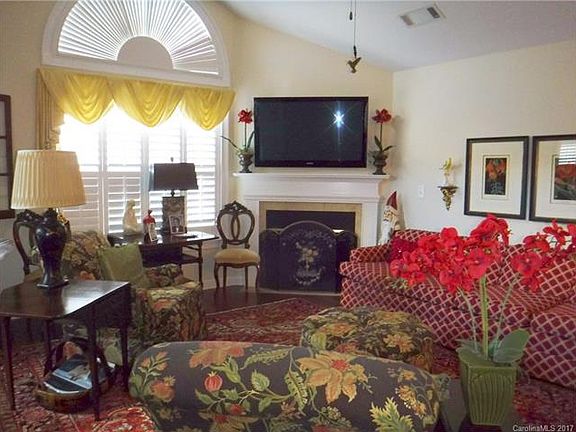 3rd image of 244 Lone Oak Cir