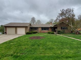 2004 E Meadowhill Ln, Mahomet, IL 61853