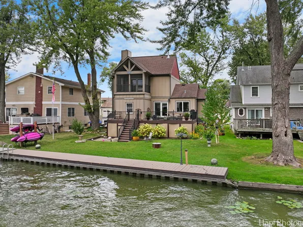 32 Atwater Pkwy, Fox Lake, IL 60020