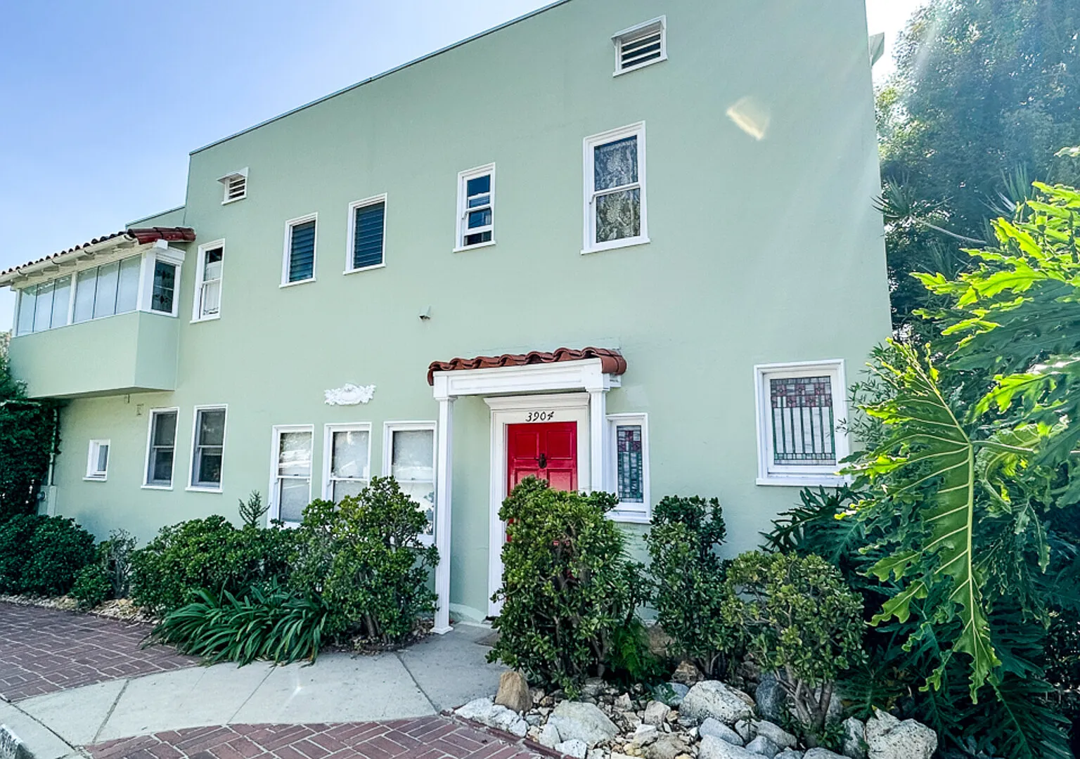 Beautuful! A Mid Century Retreat Tucked in the Los Feliz Hills. — Photo 2