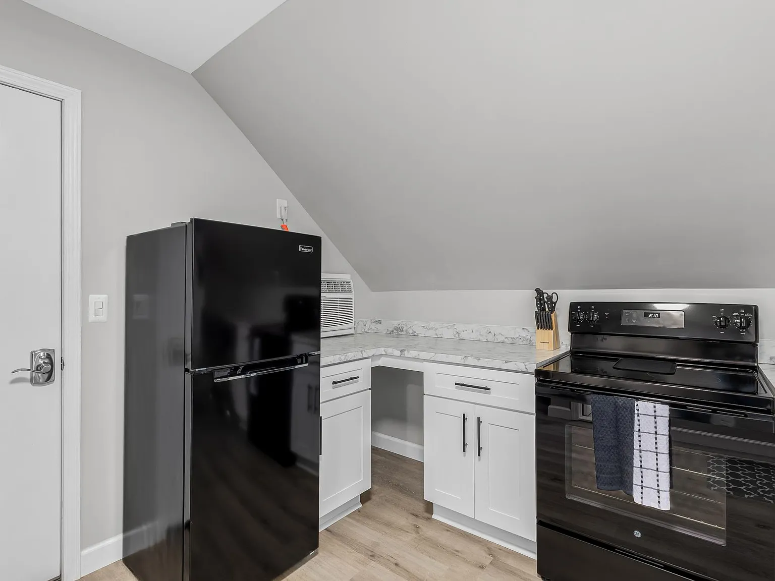 Studio, 400 sqft, $2,200 — Photo 3