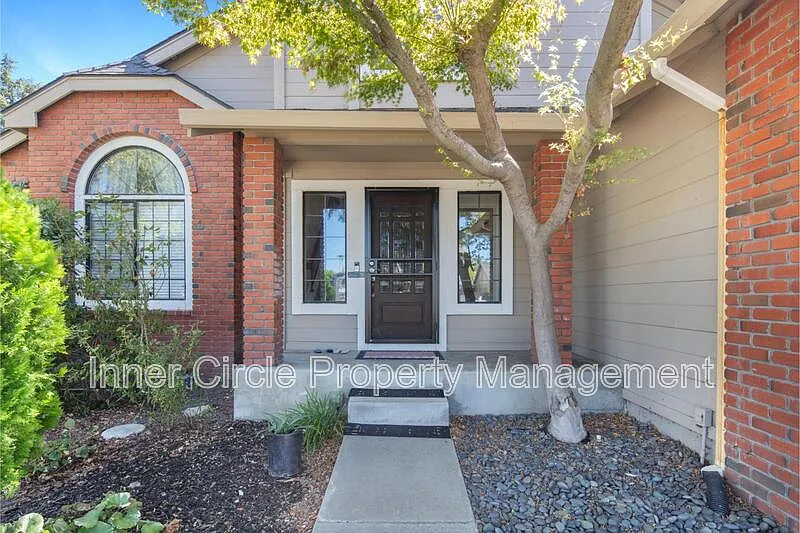 3 bed, 2.5 bath, 2152 sqft, $3,700 — Photo 3
