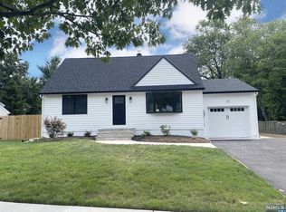 27 Clayton St, Hillsdale, NJ 07642